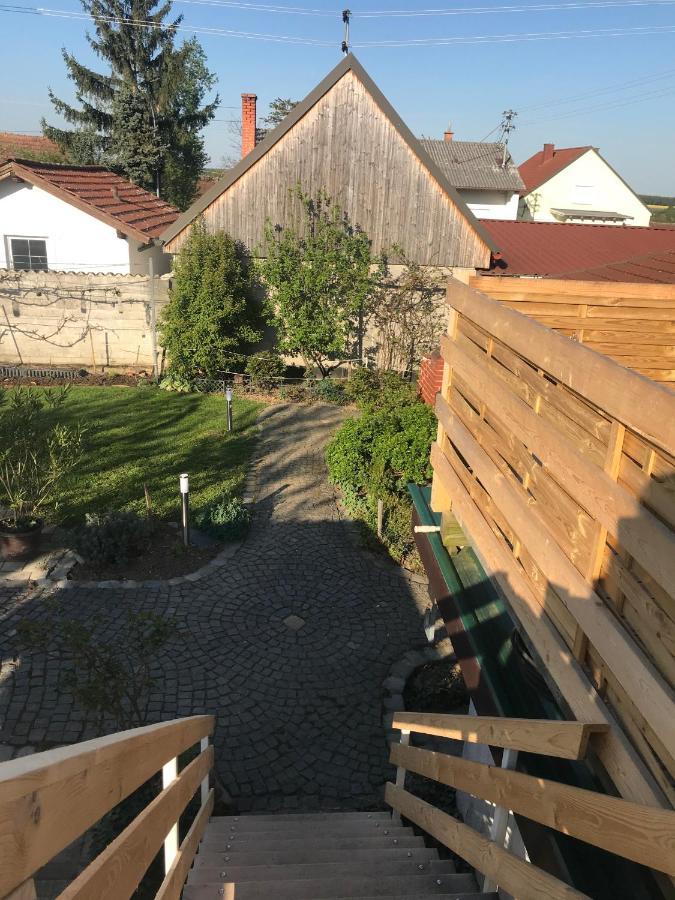 Helle, Offene Dachgeschosswohnung Mit Terrasse Oberloisdorf Exterior foto